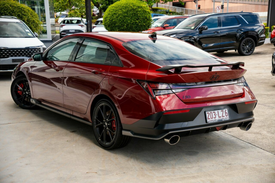 Executive sedan vehicle image 2